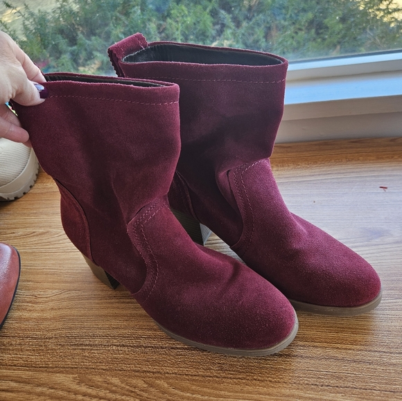 White Mountain Genuine Leather burgundy purple heeled boots Size 10 - Picture 2 of 11